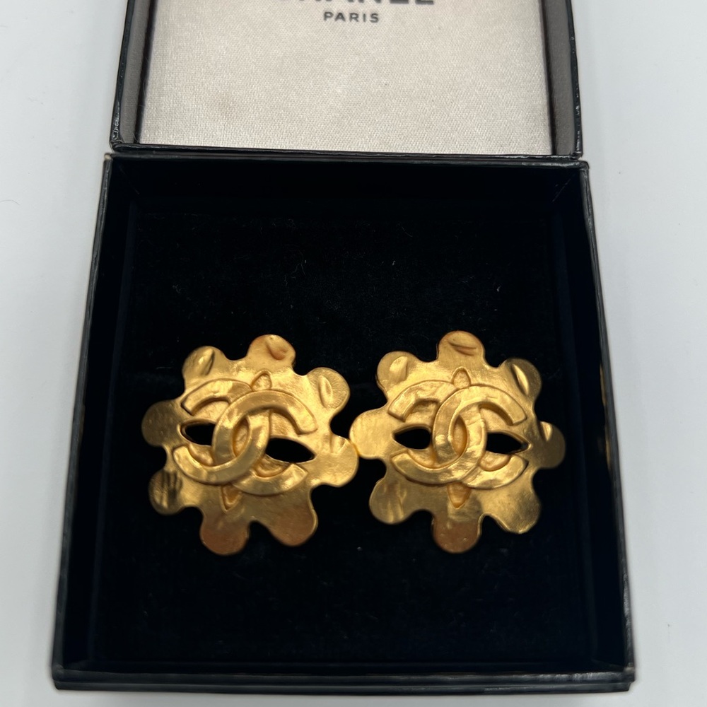 CHANEL 24k Gold plated CC Floral Earrings❤️Authentic